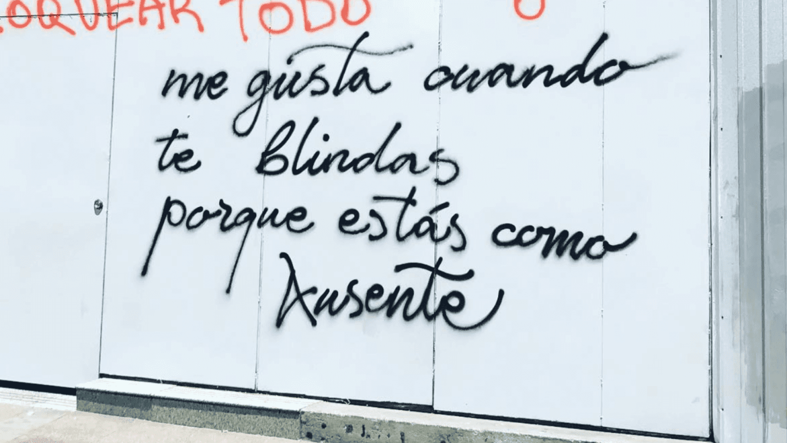 Ruta Segura: tres pantallas móviles sobre un fondo abstracto con una casa dibujada
